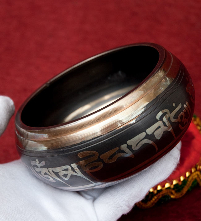 【一点物】チベタンシンギングボウル【音階:F#】 470g(スティック付属) 5 - サイズを感じていただく為、手に持ってみました。