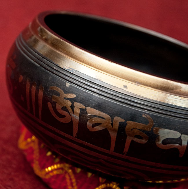 【一点物】チベタンシンギングボウル【音階:F#】 490g(スティック付属) 2 - 縁の部分の拡大写真です。