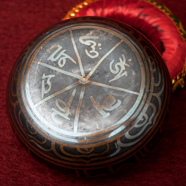 【一点物】チベタンシンギングボウル【音階:F#】 490g(スティック付属) 4 - 裏側の写真です。こちらにも丁寧に装飾が施されております。