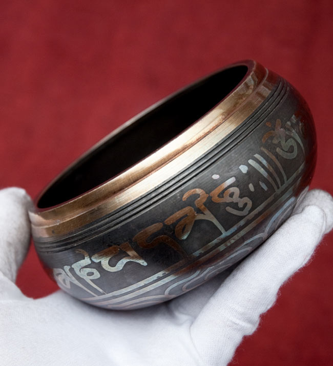 【一点物】チベタンシンギングボウル【音階:F#】 490g(スティック付属) 5 - サイズを感じていただく為、手に持ってみました。
