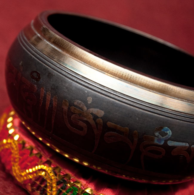 【一点物】チベタンシンギングボウル【音階:F#】 506g(スティック付属) 2 - 縁の部分の拡大写真です。