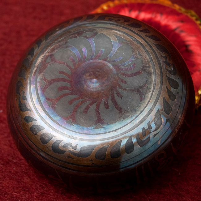 【一点物】チベタンシンギングボウル【音階:F#】 506g(スティック付属) 4 - 裏側の写真です。こちらにも丁寧に装飾が施されております。