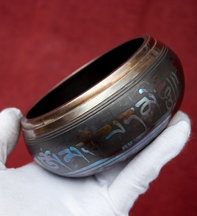 【一点物】チベタンシンギングボウル【音階:F#】 506g(スティック付属) 5 - サイズを感じていただく為、手に持ってみました。