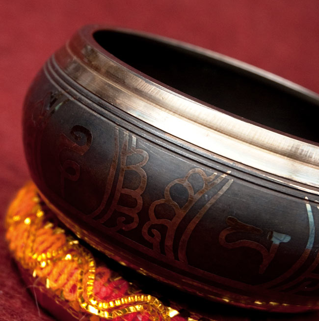 【一点物】チベタンシンギングボウル【音階:A♭】 490g(スティック付属) 2 - 縁の部分の拡大写真です。