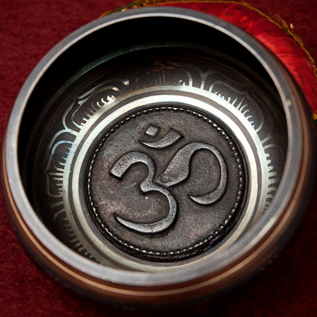 【一点物】チベタンシンギングボウル【音階:A♭】 490g(スティック付属) 3 - 上からの撮影となります。