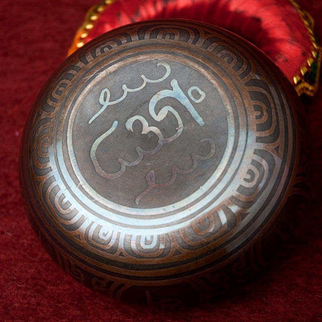 【一点物】チベタンシンギングボウル【音階:A♭】 490g(スティック付属) 4 - 裏側の写真です。こちらにも丁寧に装飾が施されております。