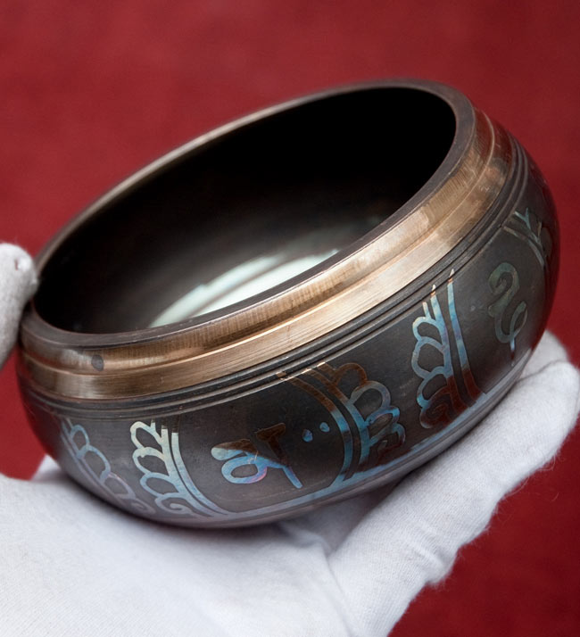 【一点物】チベタンシンギングボウル【音階:A♭】 490g(スティック付属) 5 - サイズを感じていただく為、手に持ってみました。