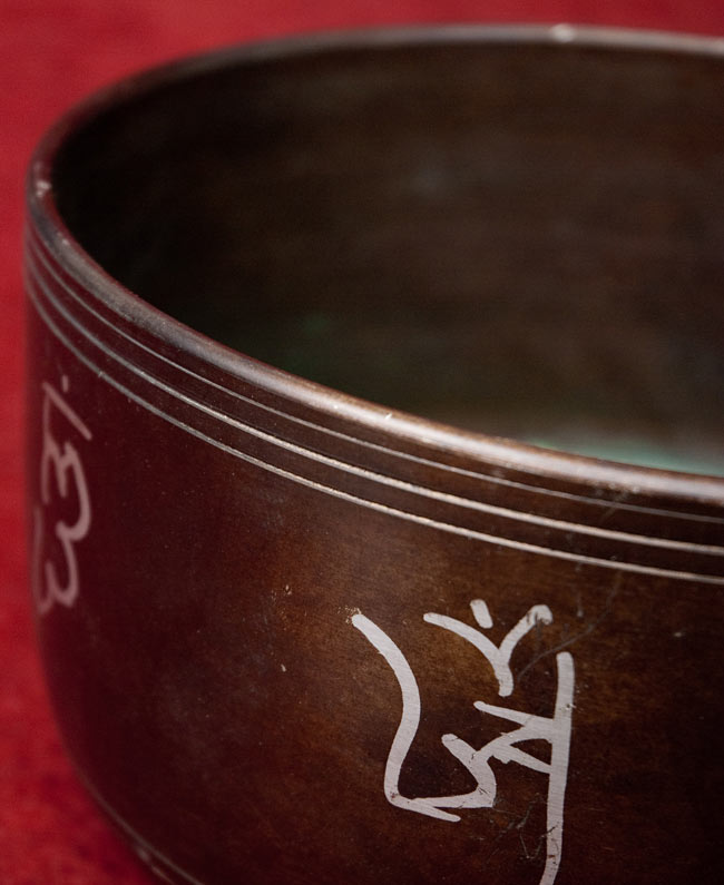 【一点物】ライトウェイトシンギングボウル【音階:A♭】 1224g(スティック付属) 2 - 縁の部分の拡大写真です。