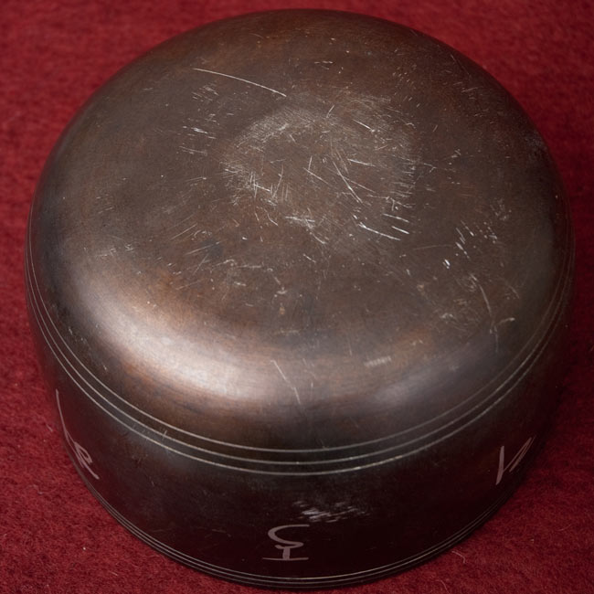 【一点物】ライトウェイトシンギングボウル【音階:A♭】 1224g(スティック付属) 4 - 裏側の写真です。