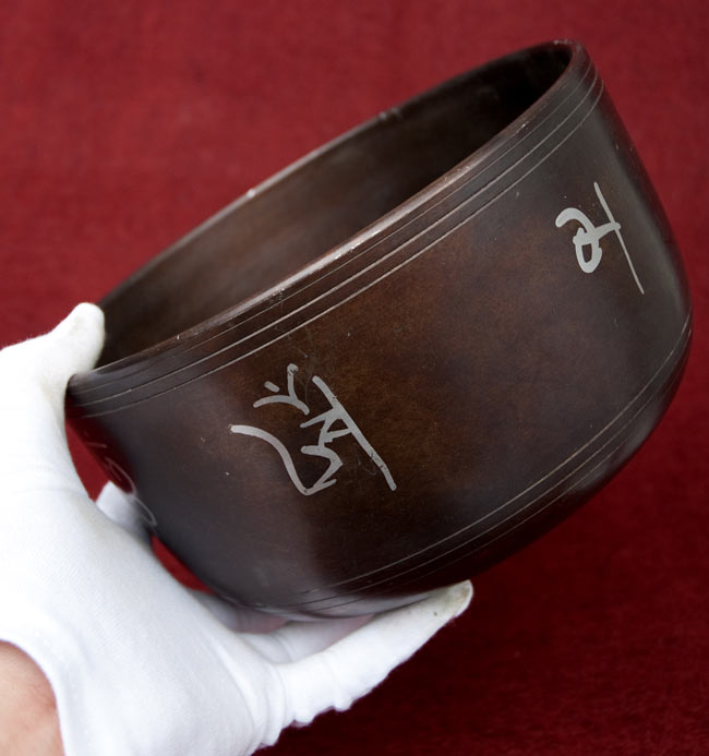 【一点物】ライトウェイトシンギングボウル【音階:A♭】 1224g(スティック付属) 5 - サイズを感じていただく為、手に持ってみました。