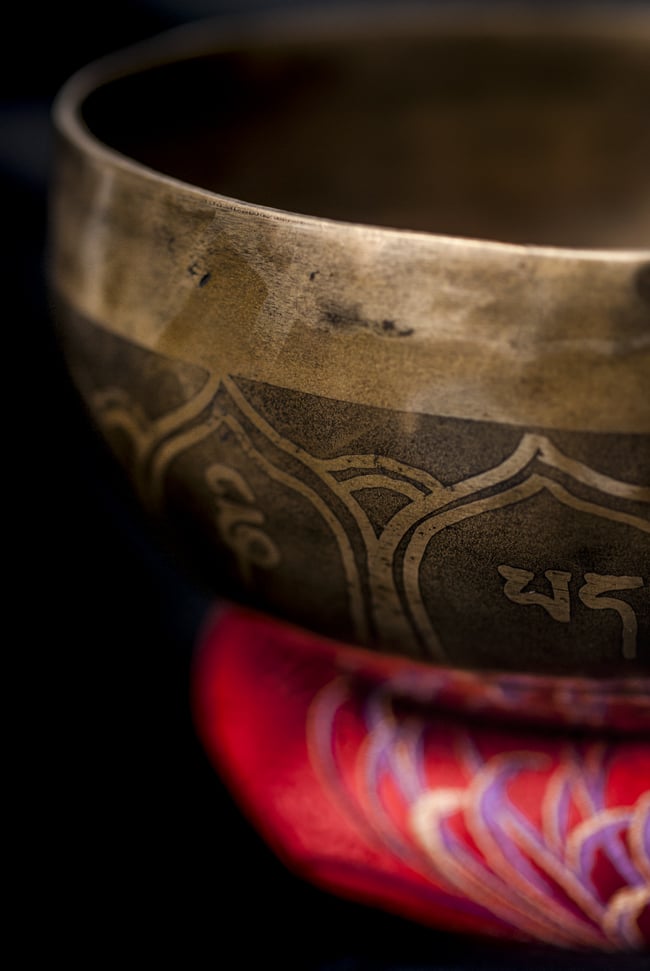 【一点物】チベタンシンギングボウル【音階:D#】548g(スティック付属) 2 - 縁の部分の拡大写真です。