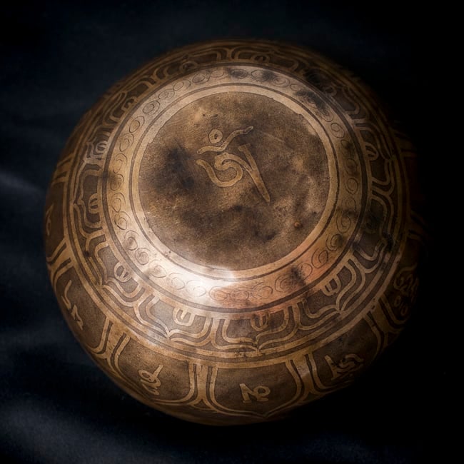 【一点物】チベタンシンギングボウル【音階:D#】548g(スティック付属) 4 - 裏側の写真です。