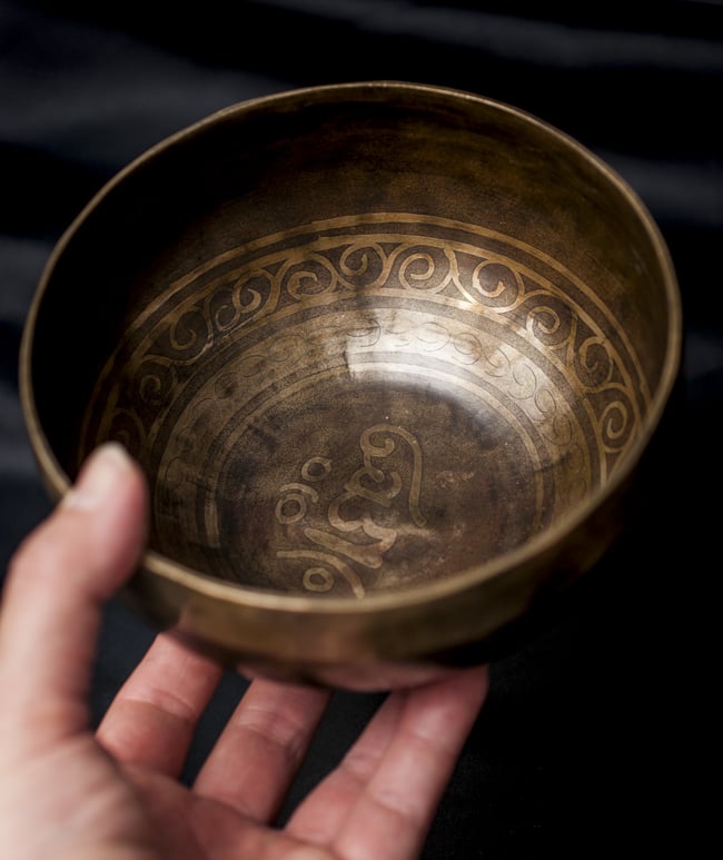 【一点物】チベタンシンギングボウル【音階:D#】548g(スティック付属) 5 - サイズを感じていただく為、手に持ってみました。