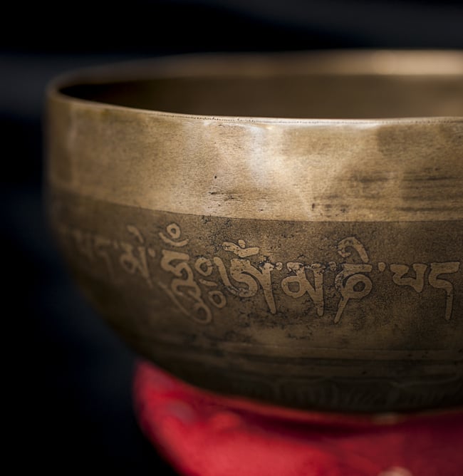 【一点物】チベタンシンギングボウル【音階:D#】611g(スティック付属) 2 - 縁の部分の拡大写真です。