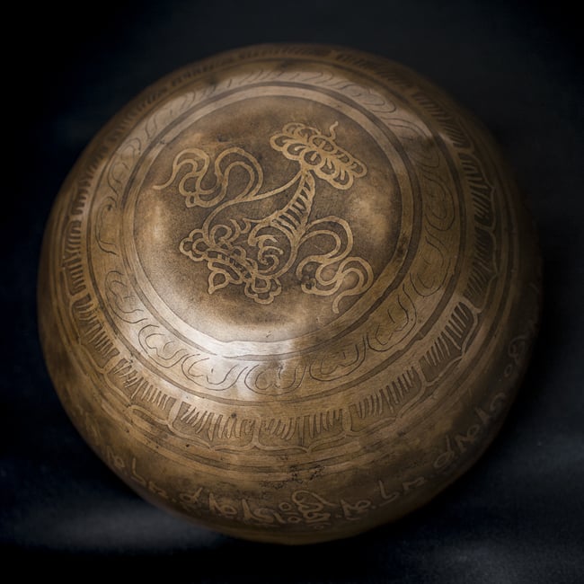【一点物】チベタンシンギングボウル【音階:D#】611g(スティック付属) 4 - 裏側の写真です。