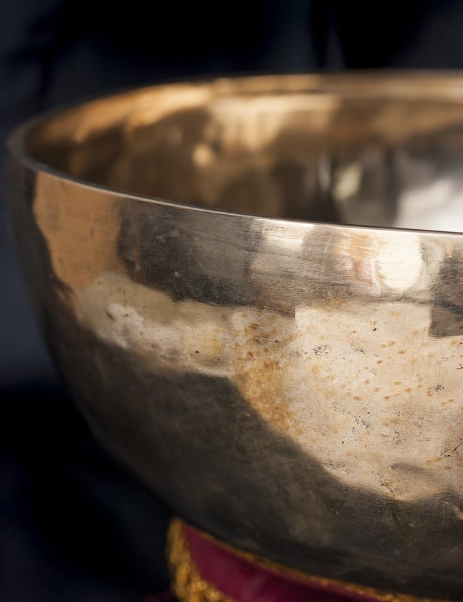 【特大サイズ】アンティックシンギングボウル【音階:G♭】 4224g(スティック付属) 2 - 縁の部分を見てみました。こちらをフェルト側で叩き、木部側で鳴らすと倍音を出しやすいです。