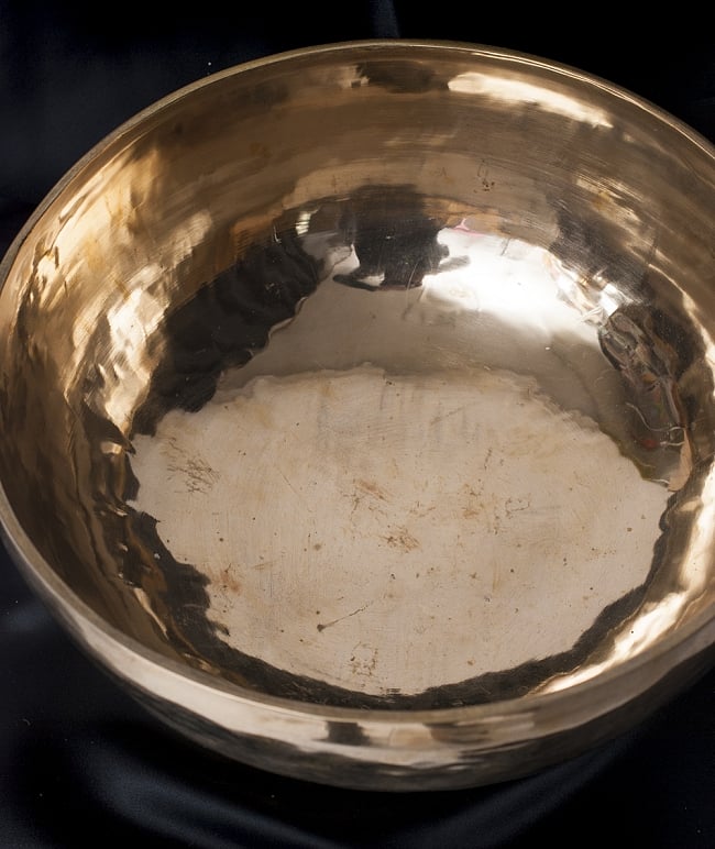 【特大サイズ】アンティックシンギングボウル【音階:G♭】 4224g(スティック付属) 3 - 上からの撮影となります。