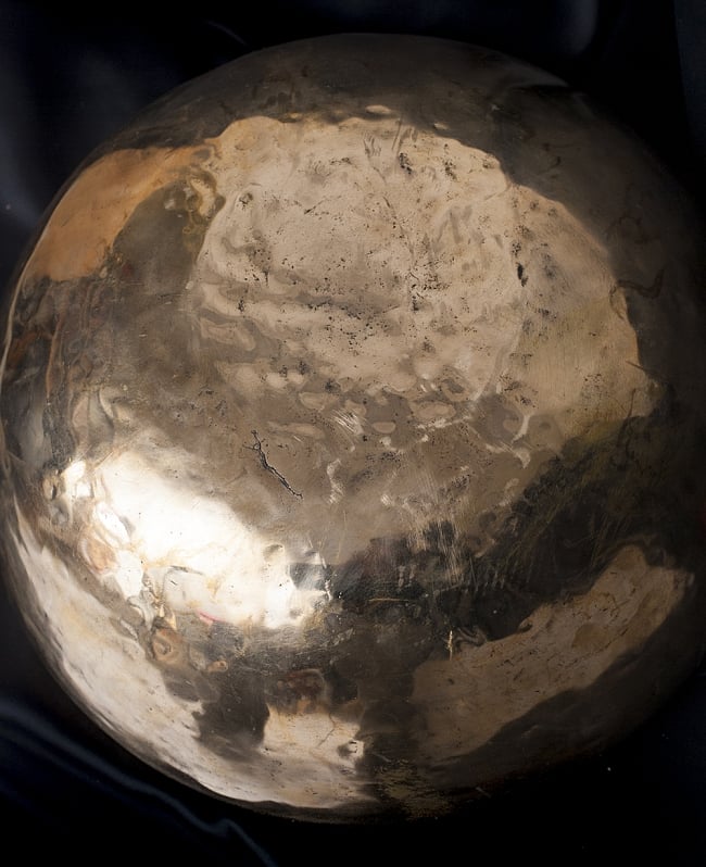 【特大サイズ】アンティックシンギングボウル【音階:G♭】 4224g(スティック付属) 4 - 底面の様子です。