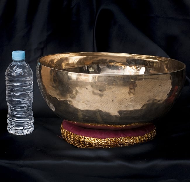 【特大サイズ】アンティックシンギングボウル【音階:G♭】 4224g(スティック付属) 5 - 一般的な大きさのペットボトルと並べてみました。