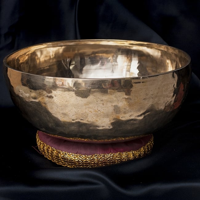 【特大サイズ】アンティックシンギングボウル【音階:G♭】 4224g(スティック付属)の写真アンティーク,シンギングボウル,アンティック シンギングボウル,ネパール 楽器,ネパール 打楽器,民族楽器