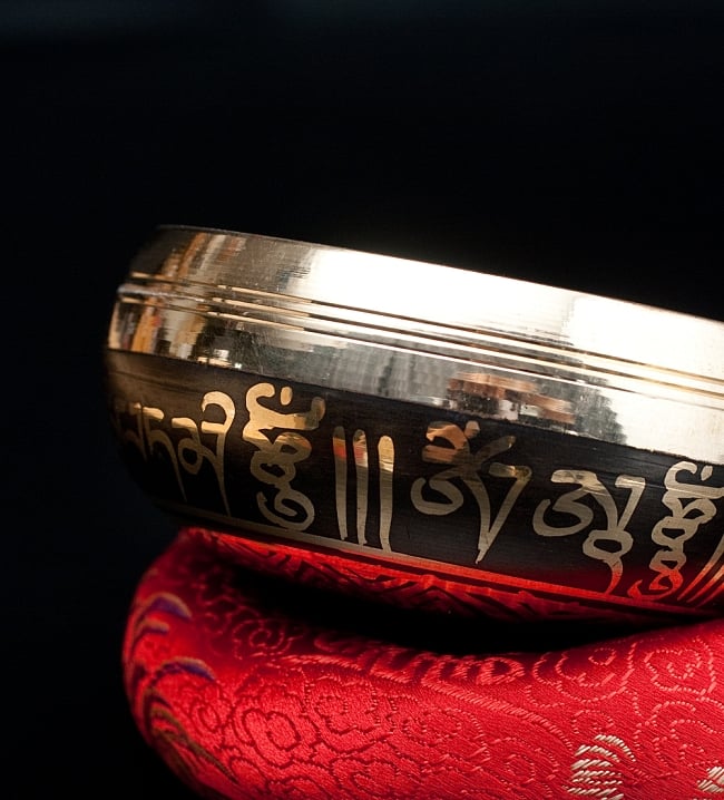 【一点物】ブラックシンギングボウル【音階:A】 228g(スティック付属) 2 - 縁の部分の拡大写真です。