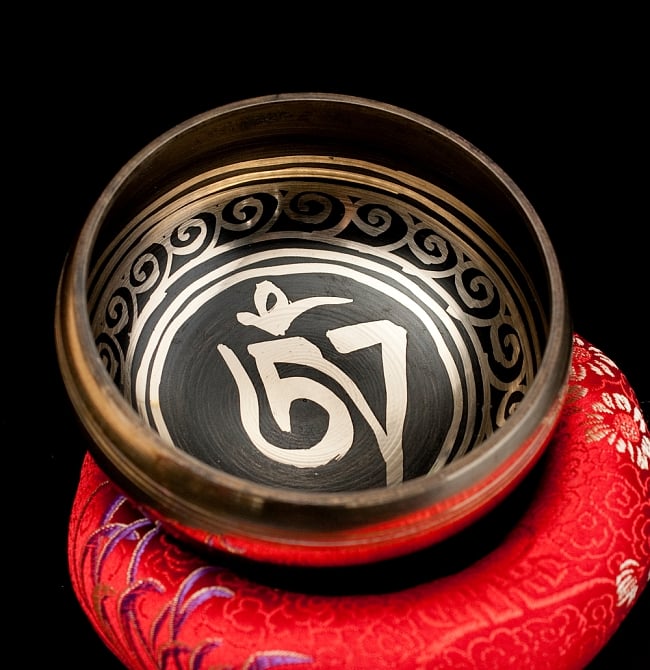 【一点物】ブラックシンギングボウル【音階:A】 228g(スティック付属) 3 - 上からの撮影となります。