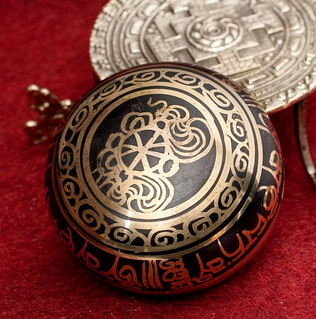 【一点物】ブラックシンギングボウル【音階:A】 228g(スティック付属) 4 - 裏側の写真です。こちらにも丁寧に装飾が施されております。