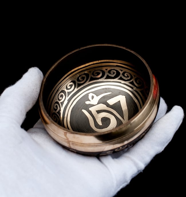 【一点物】ブラックシンギングボウル【音階:A】 228g(スティック付属) 5 - サイズを感じていただく為、手に持ってみました。