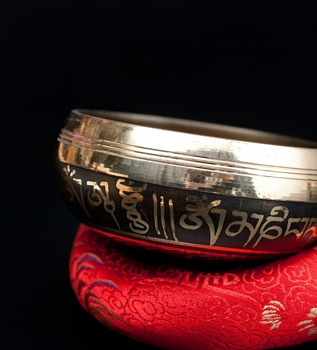 【一点物】ブラックシンギングボウル【音階:A#】 232g(スティック付属) 2 - 縁の部分の拡大写真です。