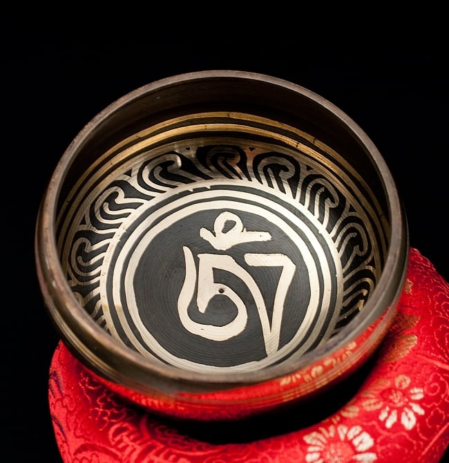 【一点物】ブラックシンギングボウル【音階:A#】 232g(スティック付属) 3 - 上からの撮影となります。