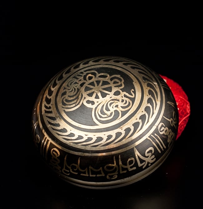 【一点物】ブラックシンギングボウル【音階:A#】 232g(スティック付属) 4 - 裏側の写真です。こちらにも丁寧に装飾が施されております。