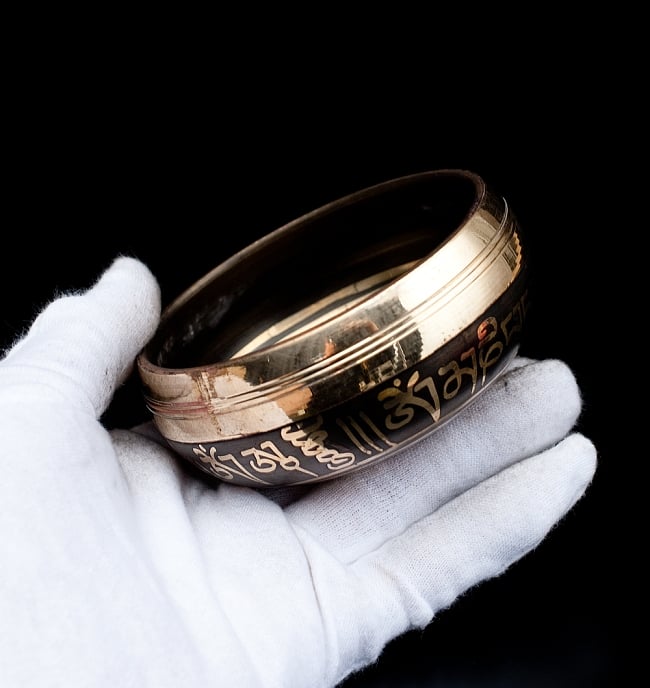 【一点物】ブラックシンギングボウル【音階:A#】 232g(スティック付属) 5 - サイズを感じていただく為、手に持ってみました。