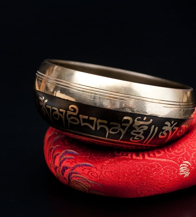 【一点物】ブラックシンギングボウル【音階:G#】 244g(スティック付属) 2 - 縁の部分の拡大写真です。