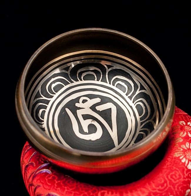 【一点物】ブラックシンギングボウル【音階:G#】 244g(スティック付属) 3 - 上からの撮影となります。