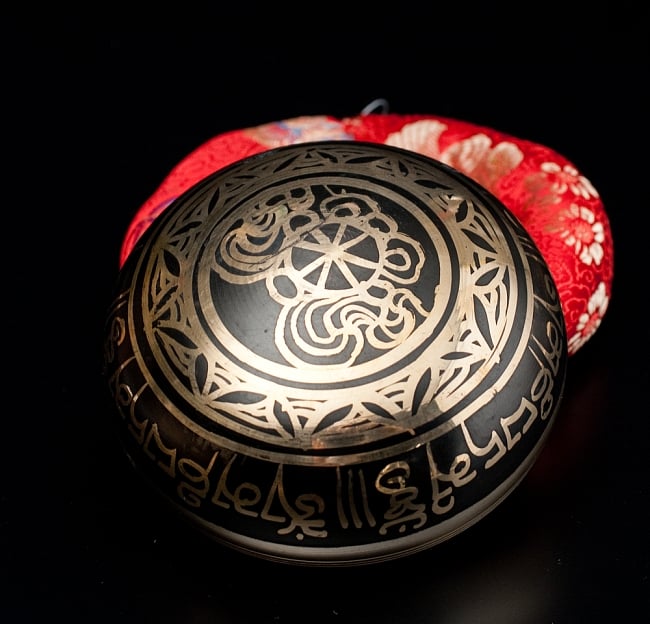 【一点物】ブラックシンギングボウル【音階:G#】 244g(スティック付属) 4 - 裏側の写真です。こちらにも丁寧に装飾が施されております。