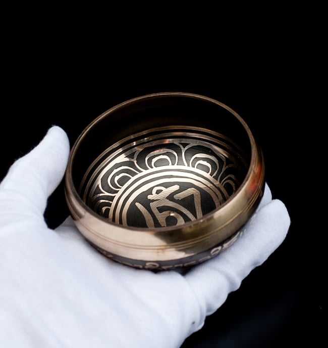 【一点物】ブラックシンギングボウル【音階:G#】 244g(スティック付属) 5 - サイズを感じていただく為、手に持ってみました。