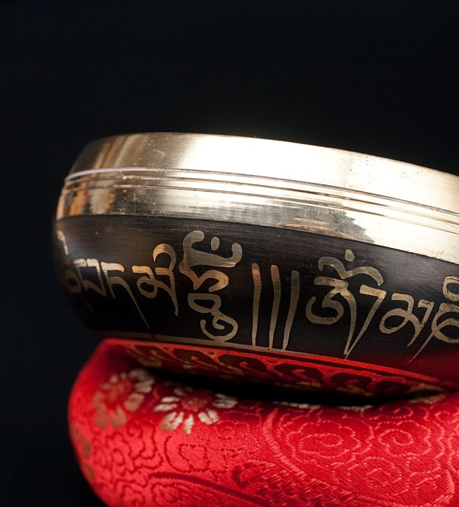 【一点物】ブラックシンギングボウル【音階:A#】 244g(スティック付属) 2 - 縁の部分の拡大写真です。