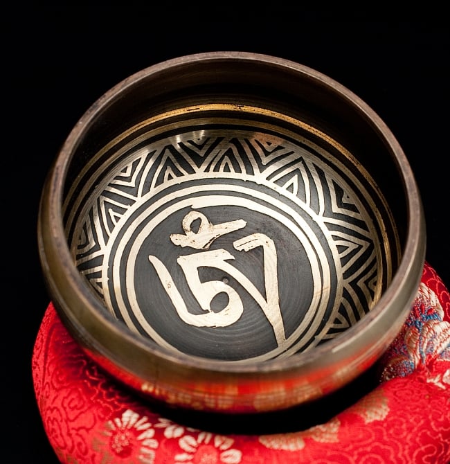 【一点物】ブラックシンギングボウル【音階:A#】 244g(スティック付属) 3 - 上からの撮影となります。