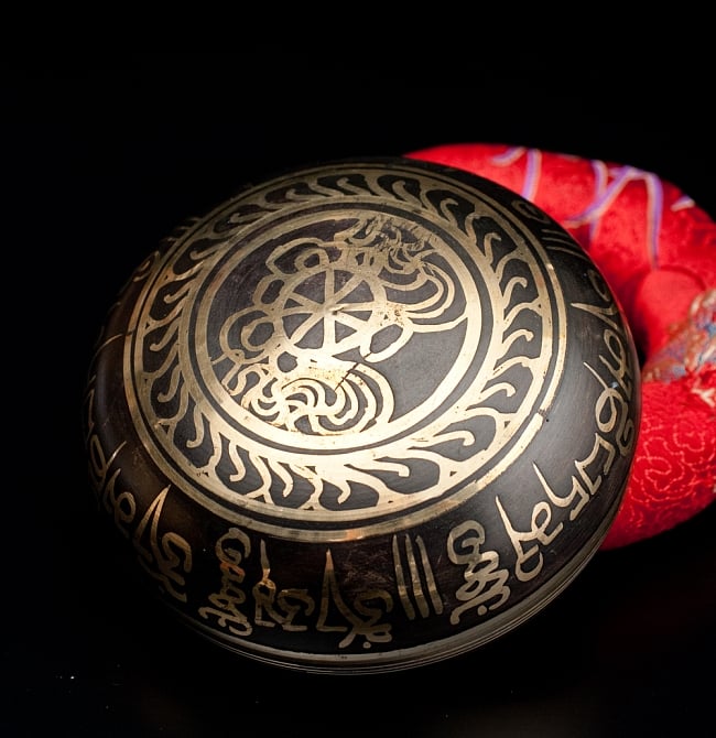 【一点物】ブラックシンギングボウル【音階:A#】 244g(スティック付属) 4 - 裏側の写真です。こちらにも丁寧に装飾が施されております。