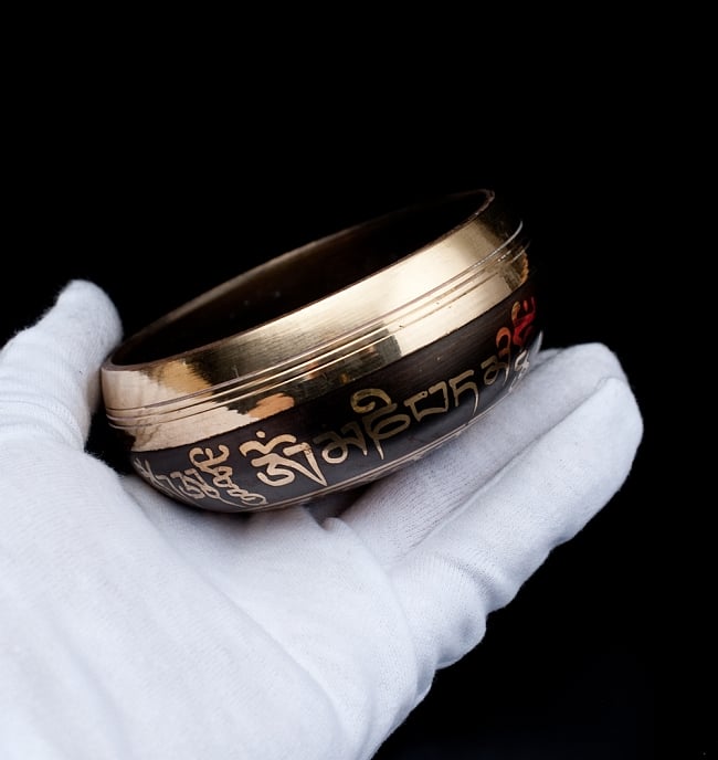 【一点物】ブラックシンギングボウル【音階:A#】 244g(スティック付属) 5 - サイズを感じていただく為、手に持ってみました。