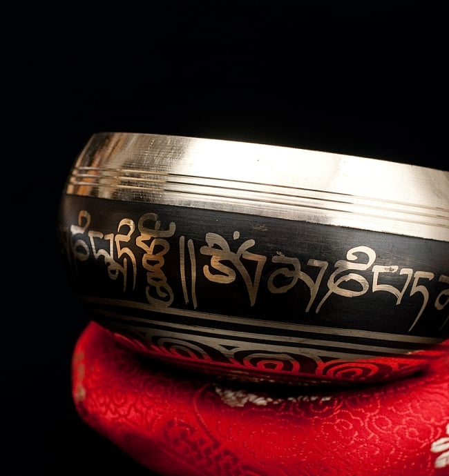 【一点物】ブラックシンギングボウル【音階:E】 374g(スティック付属) 2 - 縁の部分の拡大写真です。