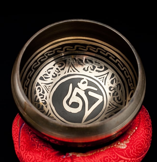 【一点物】ブラックシンギングボウル【音階:E】 374g(スティック付属) 3 - 上からの撮影となります。