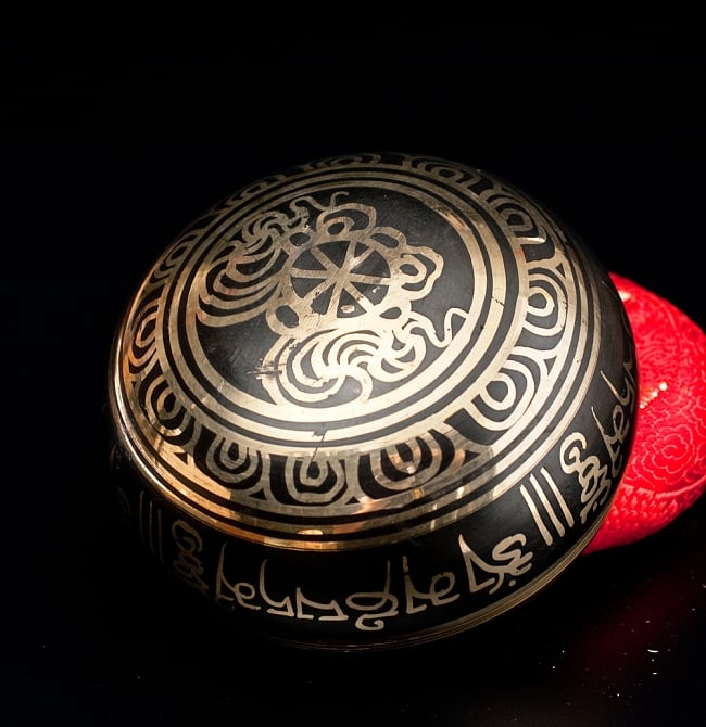 【一点物】ブラックシンギングボウル【音階:E】 374g(スティック付属) 4 - 裏側の写真です。こちらにも丁寧に装飾が施されております。