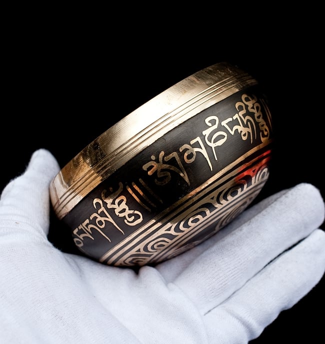 【一点物】ブラックシンギングボウル【音階:E】 374g(スティック付属) 5 - サイズを感じていただく為、手に持ってみました。