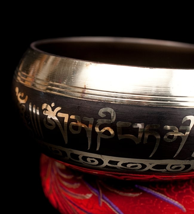 【一点物】ブラックシンギングボウル【音階:F】 448g(スティック付属) 2 - 縁の部分の拡大写真です。