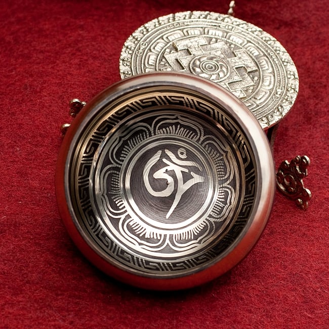 【一点物】ブラックシンギングボウル【音階:F】 448g(スティック付属) 3 - 上からの撮影となります。