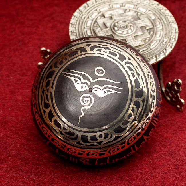 【一点物】ブラックシンギングボウル【音階:F】 448g(スティック付属) 4 - 裏側の写真です。こちらにも丁寧に装飾が施されております。