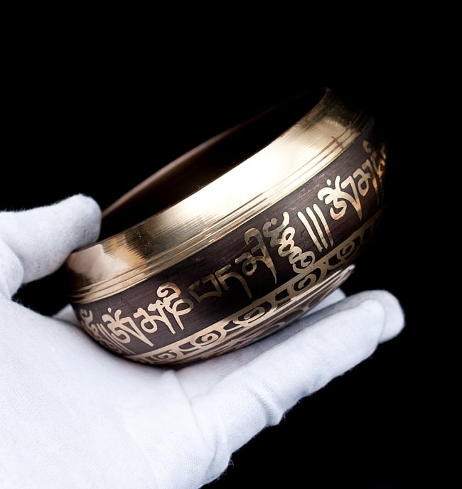 【一点物】ブラックシンギングボウル【音階:F】 448g(スティック付属) 5 - サイズを感じていただく為、手に持ってみました。