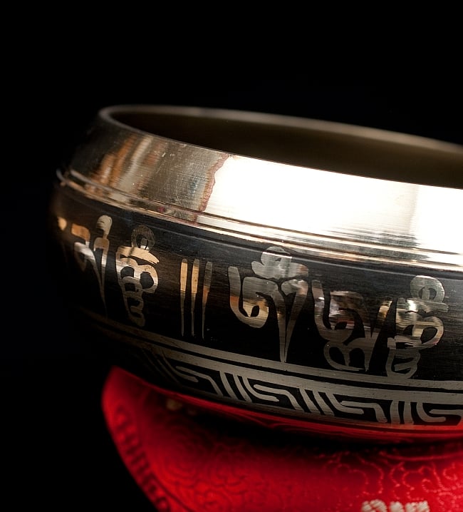 【一点物】ブラックシンギングボウル【音階:F】 436g(スティック付属) 2 - 縁の部分の拡大写真です。