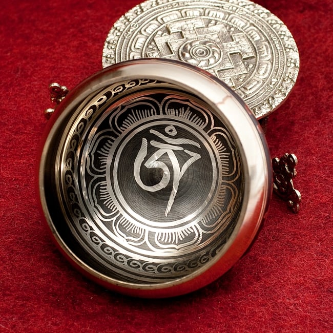 【一点物】ブラックシンギングボウル【音階:F】 436g(スティック付属) 3 - 上からの撮影となります。